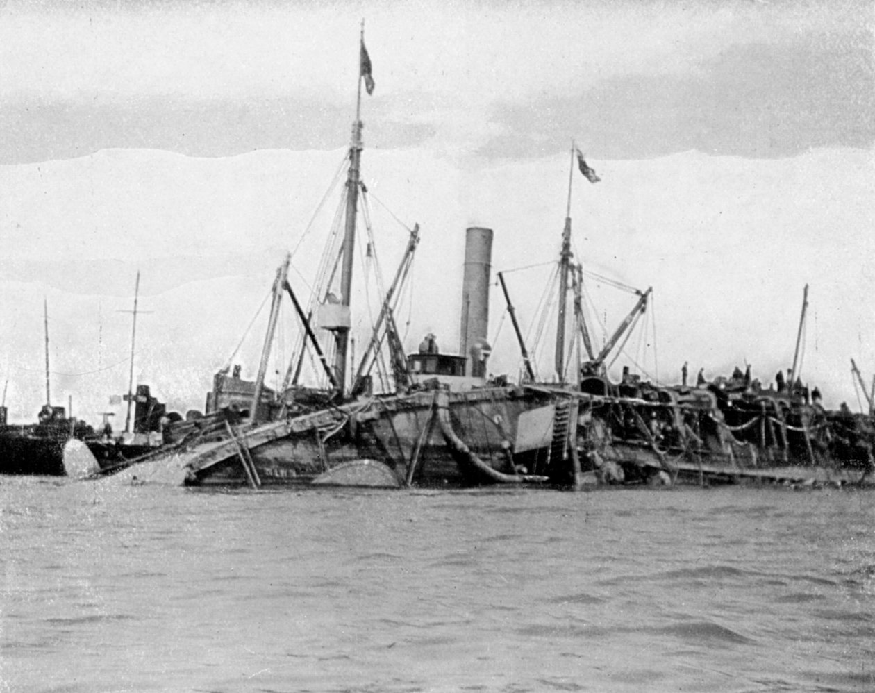 رفع HMS Gladiator ، 1908. بواسطة الملكة الكسندرا