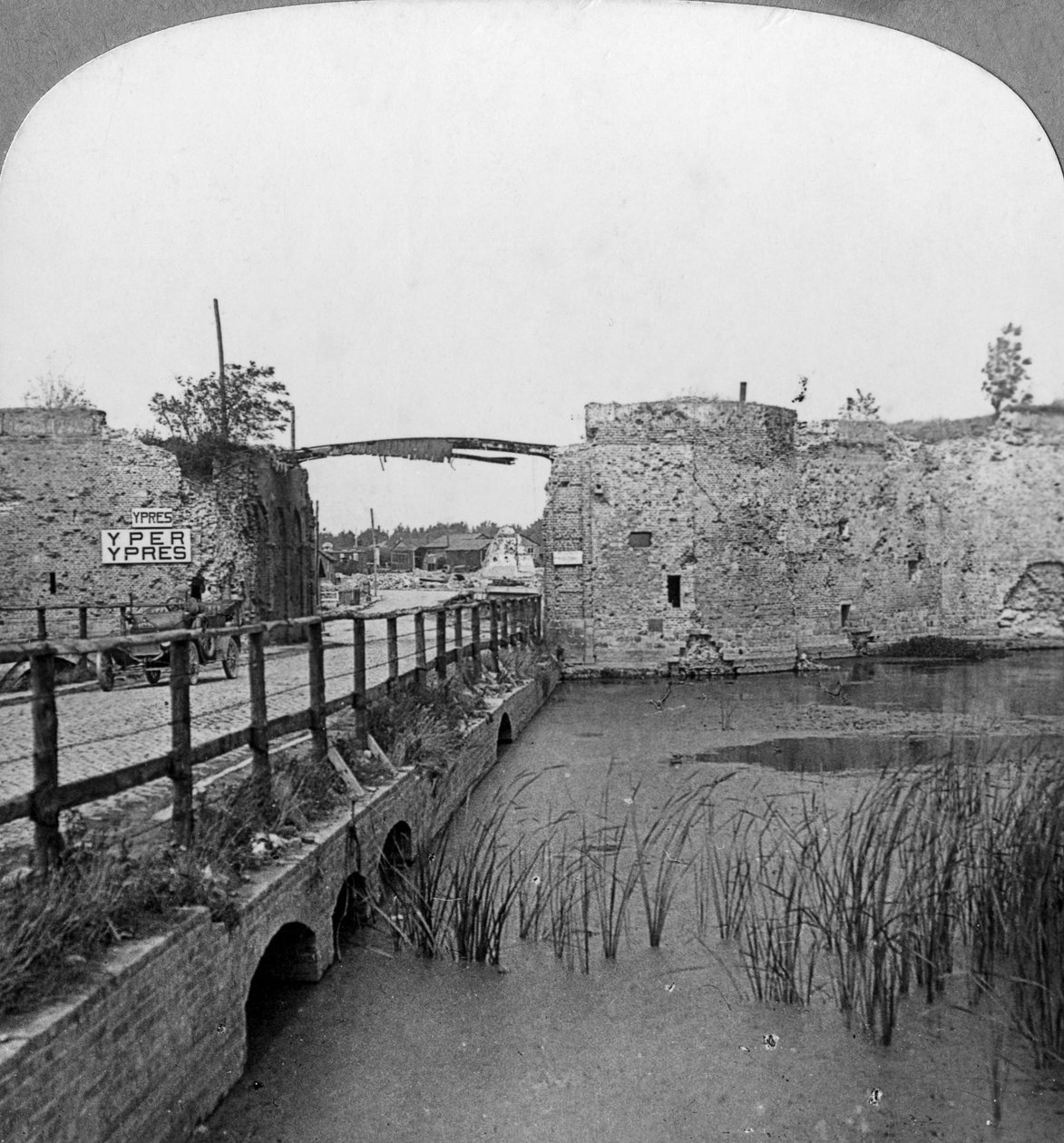 أسوار القرن الرابع عشر وبوابة ليل ، Ypres ، بلجيكا ، الحرب العالمية الأولى ، c1914-c1918. بواسطة واقعية يسافر الناشرين