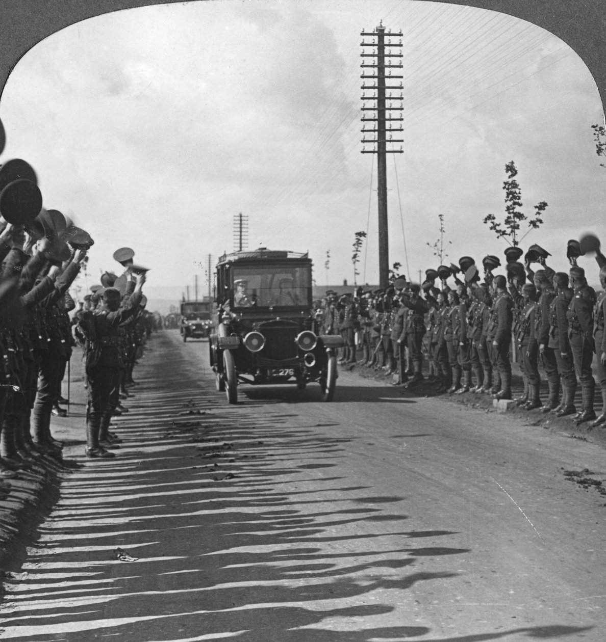 زيارة ملكية للقوات ، ترحيب متحمس من الكنديين ، الحرب العالمية الأولى ، c1914-c1918. بواسطة واقعية يسافر الناشرين