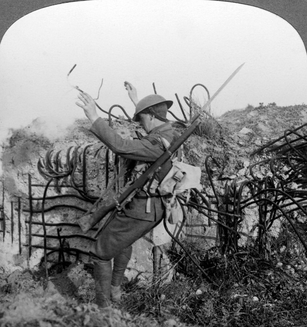 جندي يطلق فخا متفجرا ، الحرب العالمية الأولى ، 1914-1918. بواسطة واقعية يسافر الناشرين