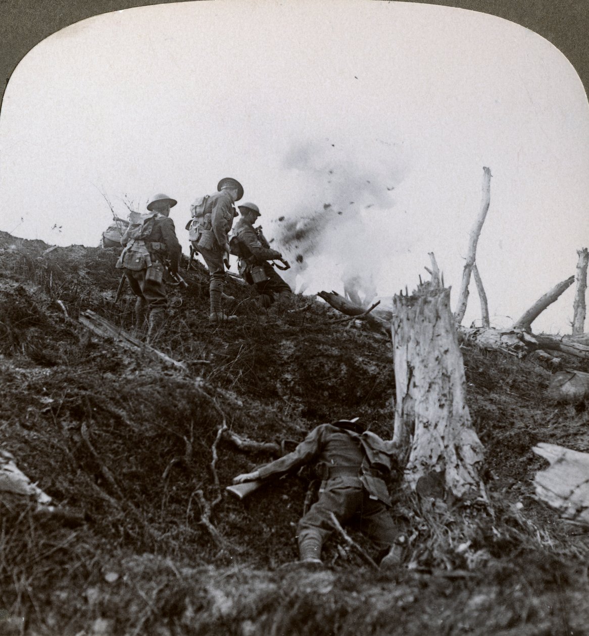 تقدم عبر No Mans Land لمهاجمة الخطوط الألمانية ، الحرب العالمية الأولى ، 1914-1918 بواسطة واقعية يسافر الناشرين