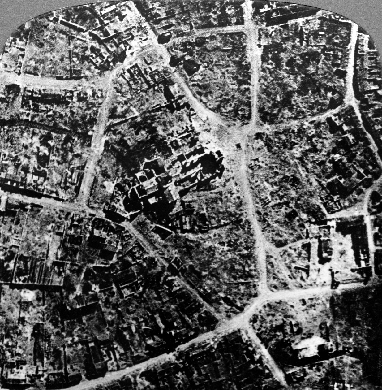 منظر جوي لأنقاض البلدة وكنيسة ألبرت ، فرنسا ، الحرب العالمية الأولى ، 1914-1918. بواسطة واقعية يسافر الناشرين