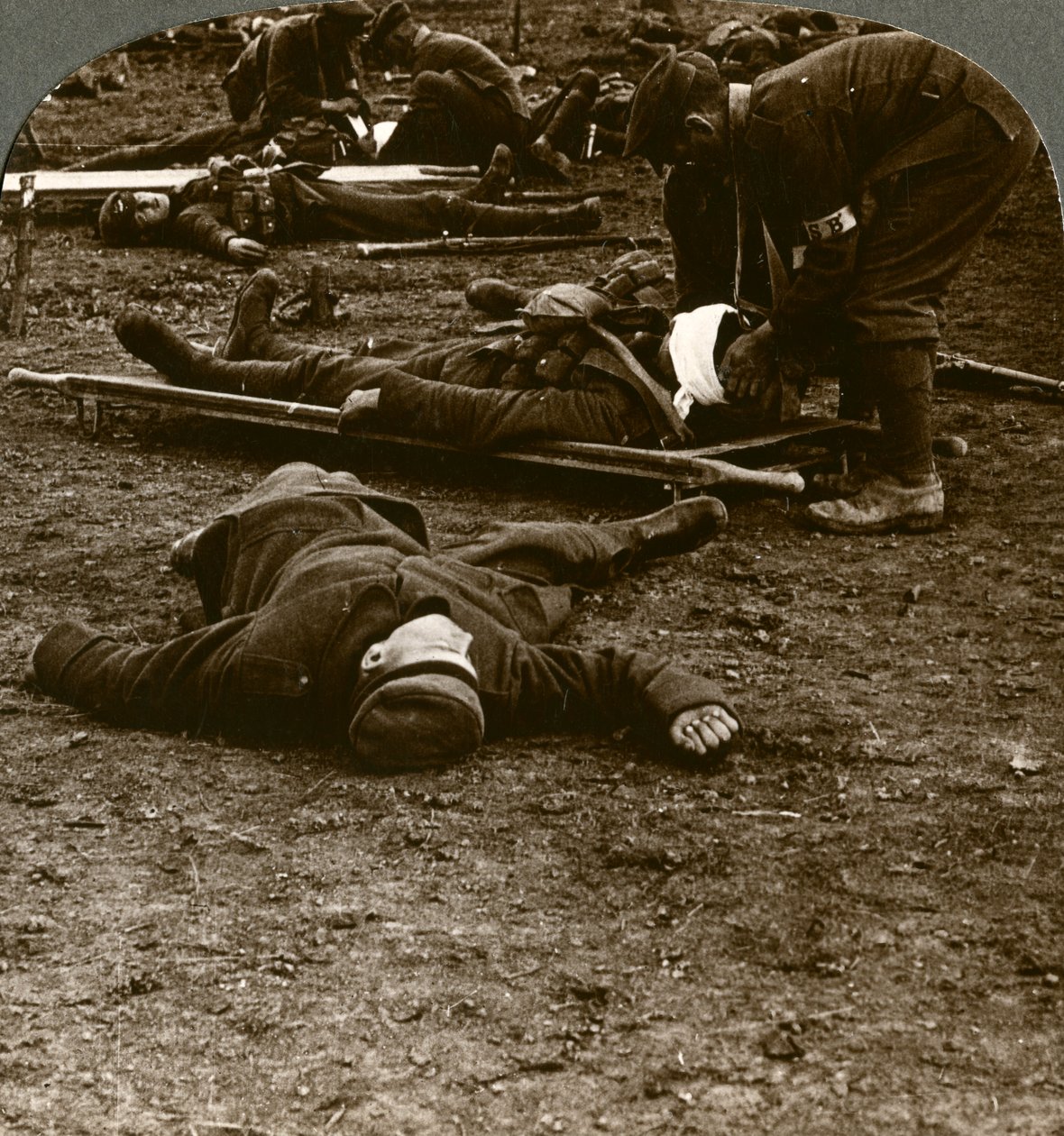 بعد العاصفة وضغط المعركة ، رعاية الجرحى ، الحرب العالمية الأولى ، 1914-1918. بواسطة واقعية يسافر الناشرين
