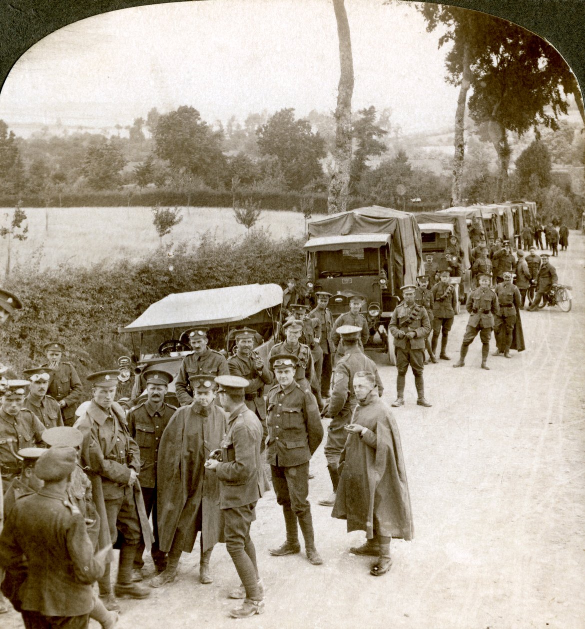 قافلة ذخيرة متوقفة في ممر فلاندرز في انتظار الأوامر ، الحرب العالمية الأولى ، 1914-1918. بواسطة واقعية يسافر الناشرين