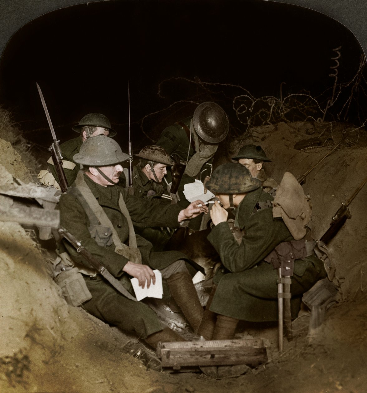 أمسية في الخنادق الاحتياطية في بومونت هامل ، فرنسا ، الحرب العالمية الأولى ، 1914-1918. بواسطة واقعية يسافر الناشرين