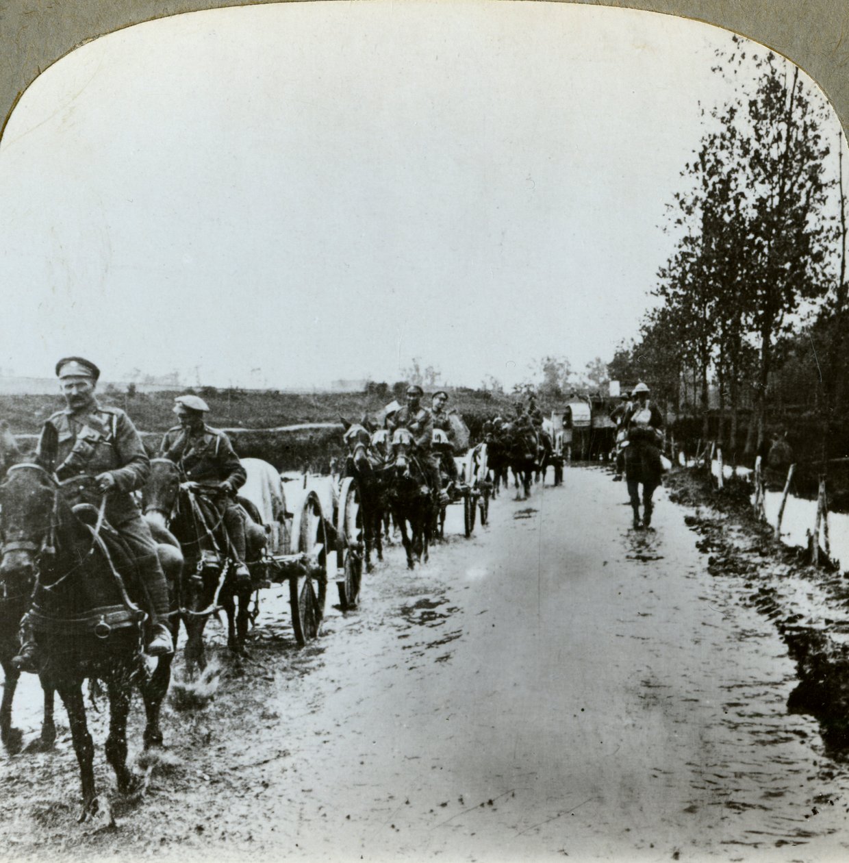المدفعية تشق طريقها عبر الطين إلى Gommecourt ، فرنسا ، الحرب العالمية الأولى ، c1914-c1918 بواسطة واقعية يسافر الناشرين
