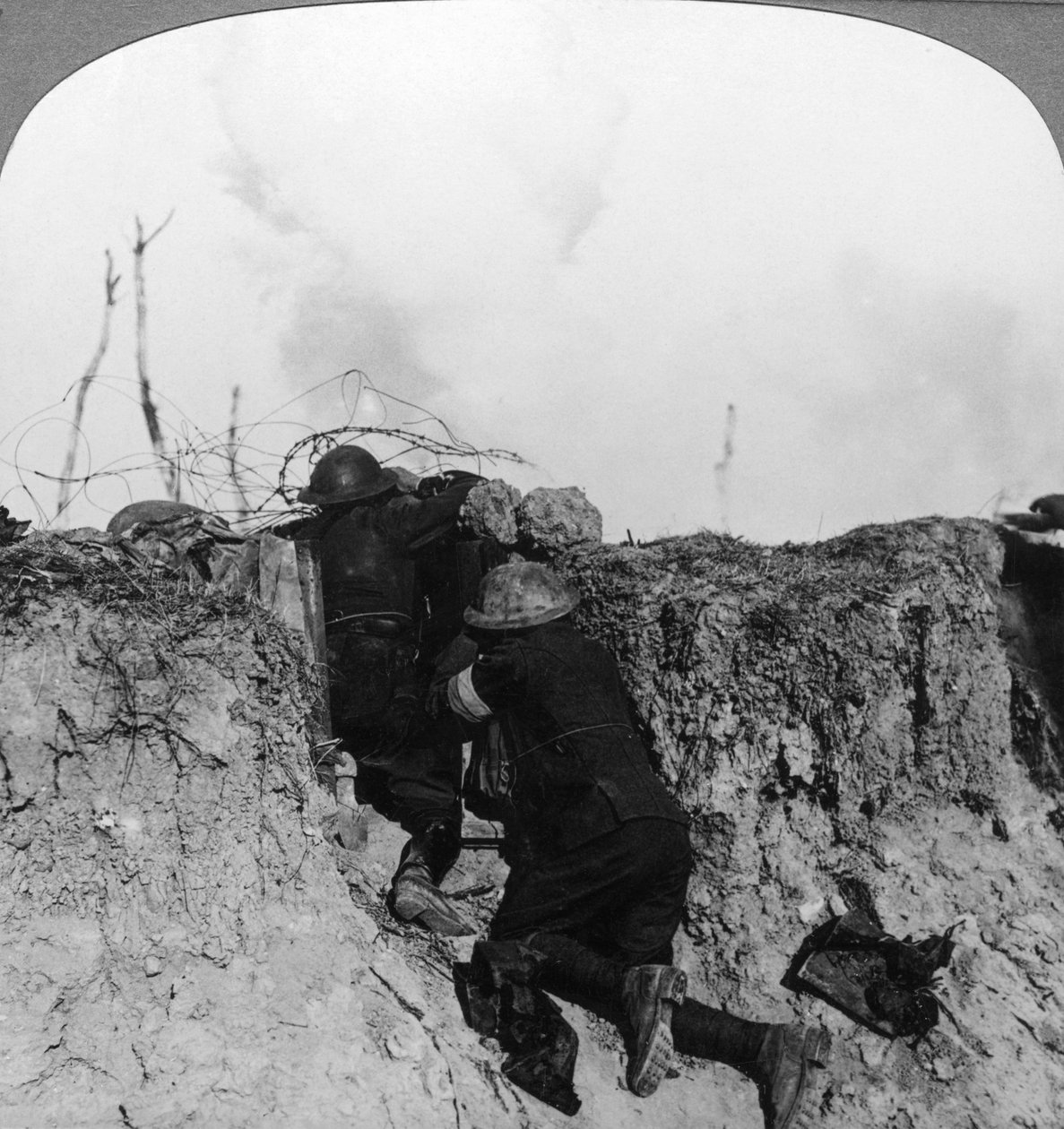 ضابط مراقبة مدفعية في البريد إلى الأمام ، فرنسا ، الحرب العالمية الأولى ، 1914-1918. بواسطة واقعية يسافر الناشرين