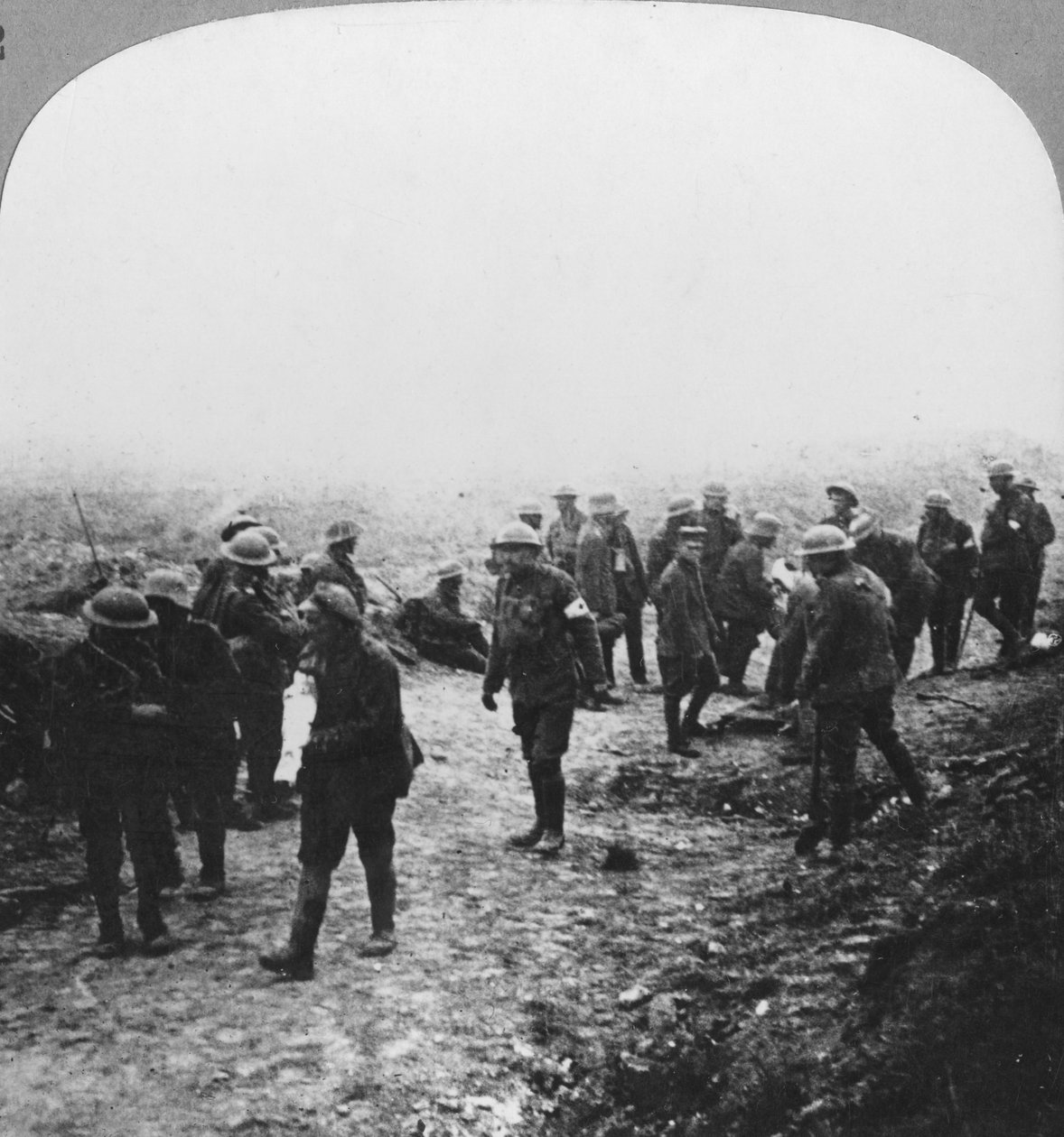 رعاية الجرحى على طريق مينين ، إيبرس ، فلاندرز ، بلجيكا ، الحرب العالمية الأولى ، c1914-c1918 بواسطة واقعية يسافر الناشرين