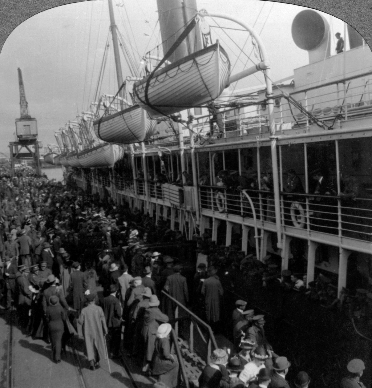 فيلق الطيران يستقل سفينة ، الحرب العالمية الأولى ، 1914-1918. بواسطة واقعية يسافر الناشرين