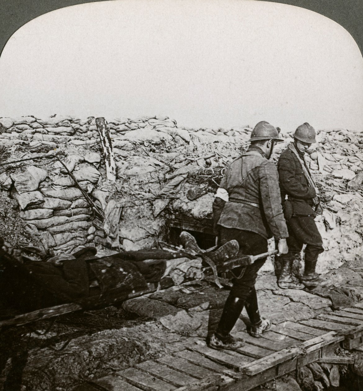 حاملات نقالة بلجيكية تحمل جرحى في خندق ، Dixmude ، بلجيكا ، الحرب العالمية الأولى ، 1914-1918. بواسطة واقعية يسافر الناشرين