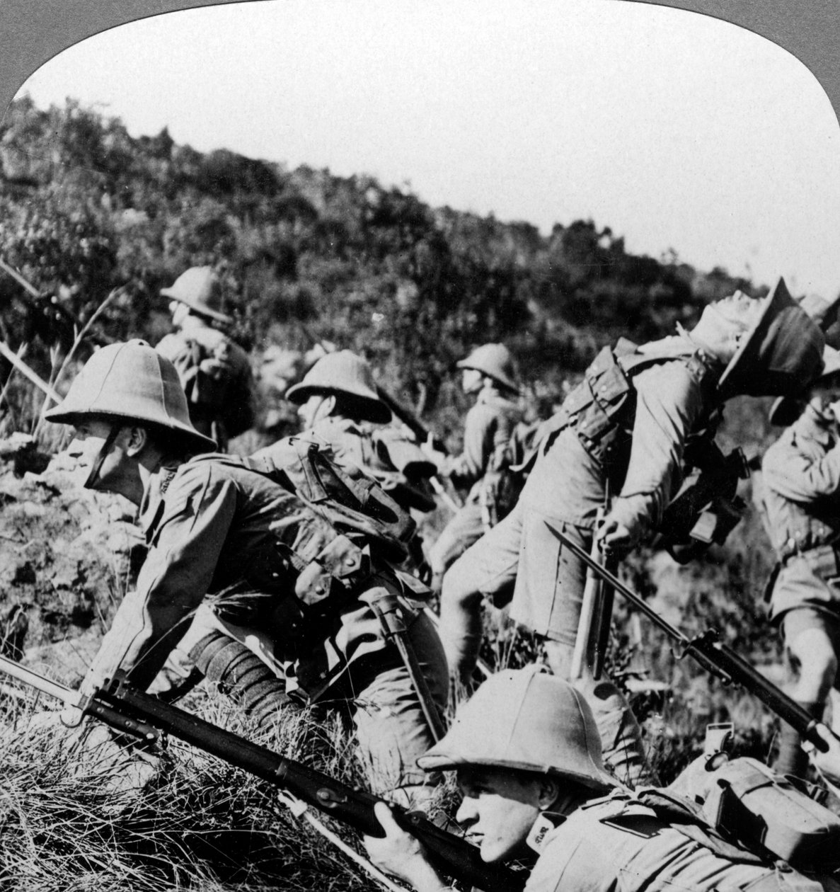 مشاة بريطانية تشحن مواقع ألمانية ، شرق إفريقيا ، الحرب العالمية الأولى ، 1914-1918. بواسطة واقعية يسافر الناشرين