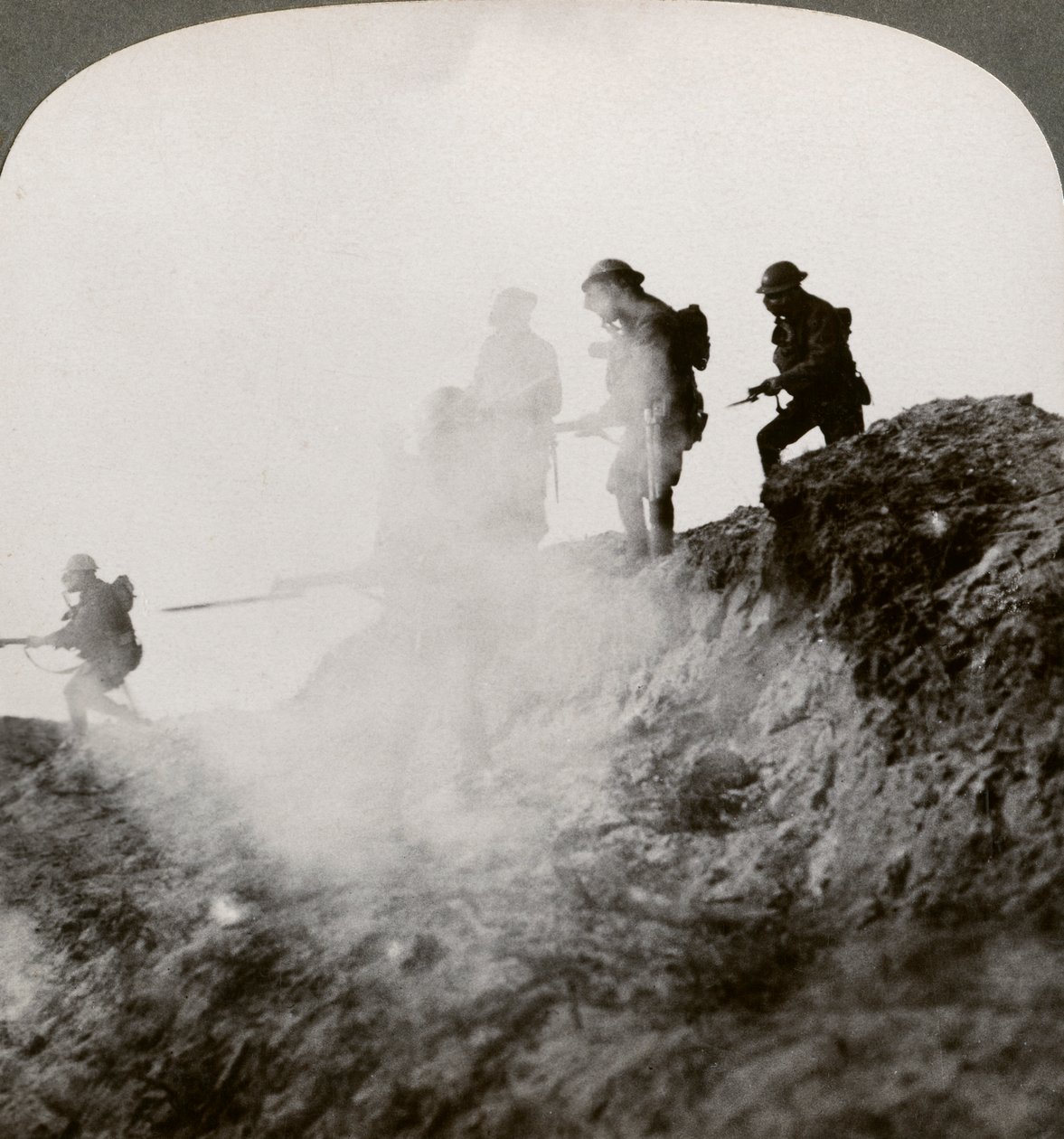جنود بريطانيون يتقدمون تحت غطاء الغاز والدخان ، فرنسا ، الحرب العالمية الأولى ، 1916 بواسطة واقعية يسافر الناشرين