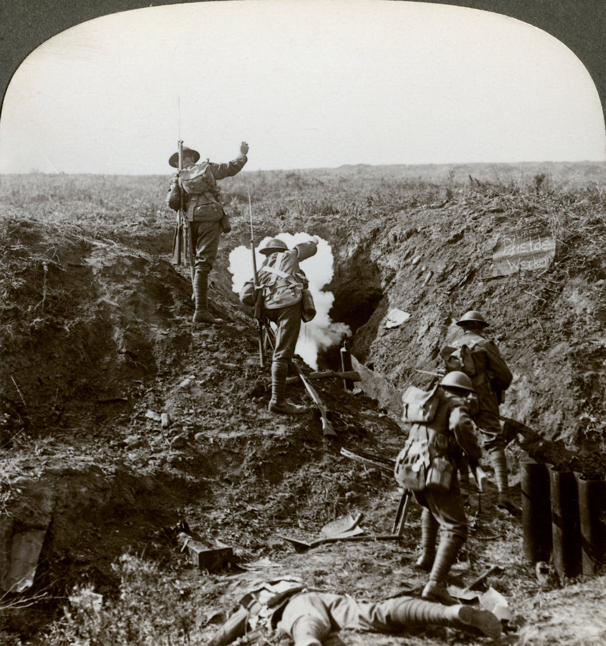 جنود بريطانيون يهاجمون خط هيندنبورغ ، الحرب العالمية الأولى ، 1917-1918. بواسطة واقعية يسافر الناشرين
