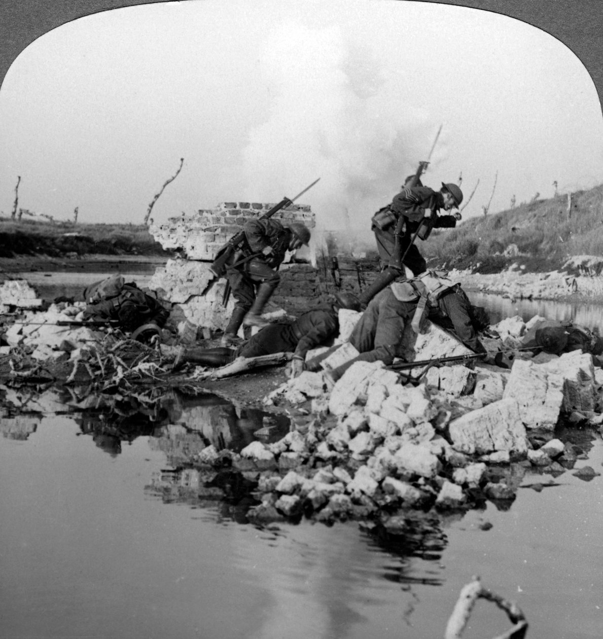 جنود بريطانيون يعملون في قناة كروزات ، فرنسا ، الحرب العالمية الأولى ، 1914-1918. بواسطة واقعية يسافر الناشرين