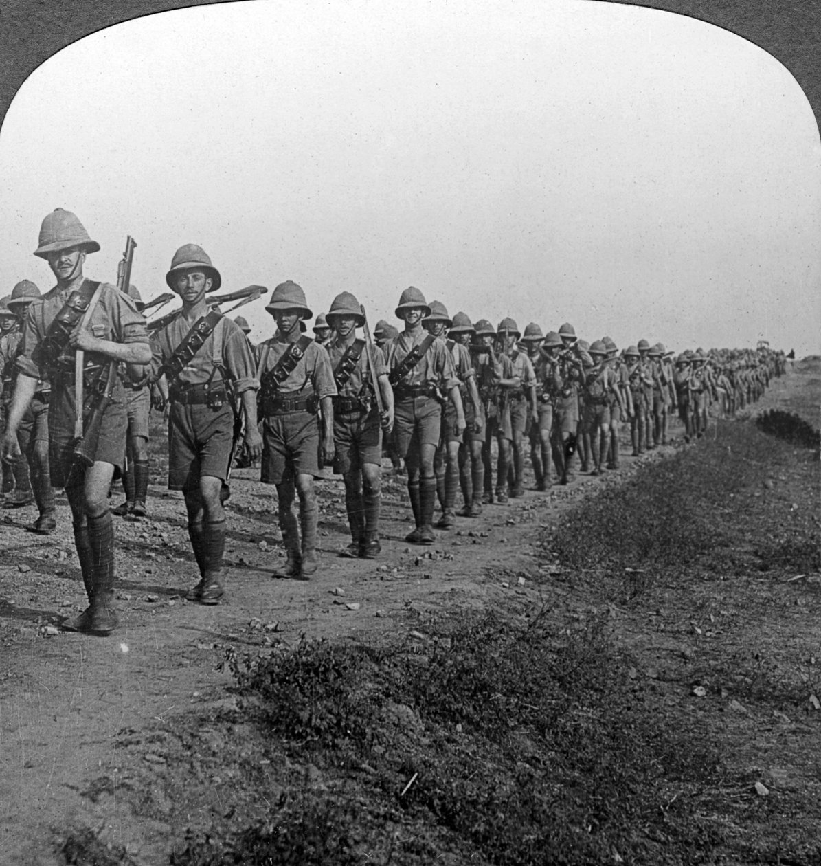 الجنود البريطانيون يسيرون عبر الصحراء إلى بغداد ، الحرب العالمية الأولى ، 1914-1918. بواسطة واقعية يسافر الناشرين