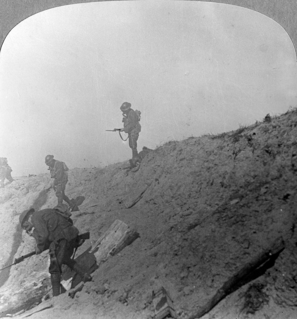 القوات البريطانية تتقدم من خلال الغاز ، Passchandaele ، Ypres ، بلجيكا ، الحرب العالمية الأولى ، c1914-c1918 بواسطة واقعية يسافر الناشرين