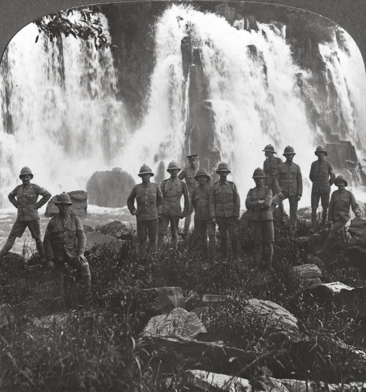 القوات البريطانية تنعش نفسها في شلال ، إفريقيا ، الحرب العالمية الأولى ، c1914-c1918 بواسطة واقعية يسافر الناشرين
