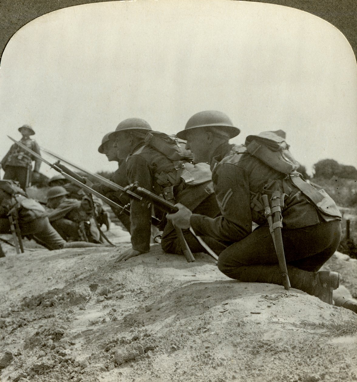 المشاة الكندية تتسرع في موقف ألماني ، الحرب العالمية الأولى ، 1914-1918. بواسطة واقعية يسافر الناشرين