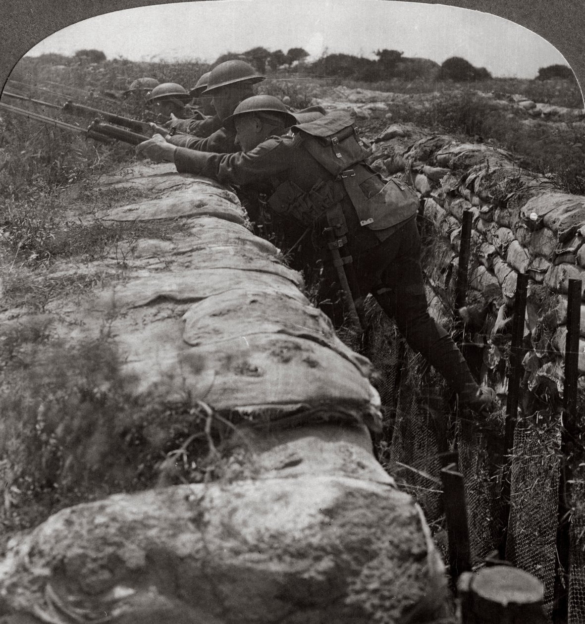 ترك الكنديون خنادقهم للاندفاع إلى موقع ألماني ، الحرب العالمية الأولى ، 1914-1918. بواسطة واقعية يسافر الناشرين