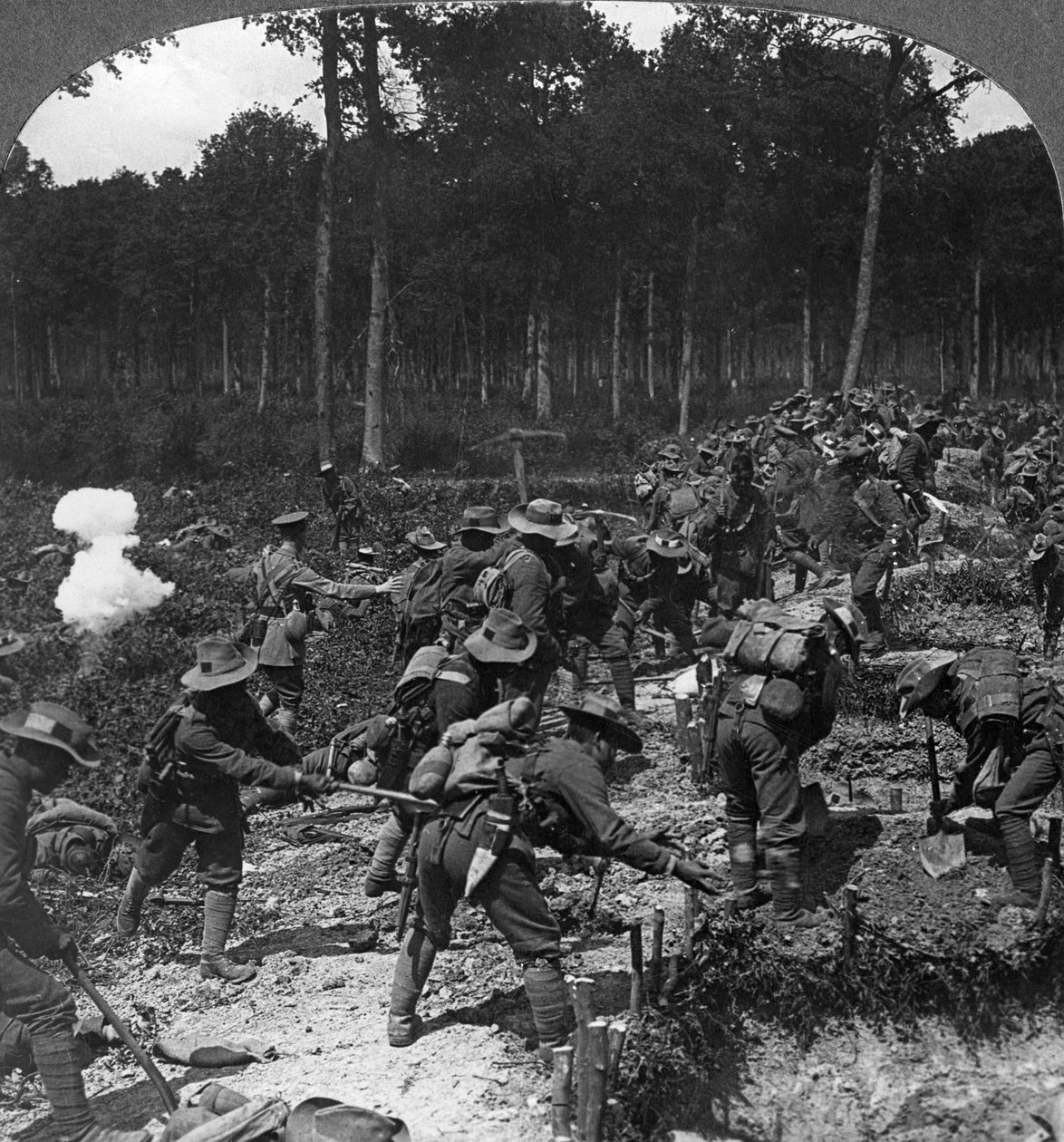 تم تعزيز الخنادق التي تم الاستيلاء عليها لتحمل الهجوم المضاد ، الحرب العالمية الأولى ، 1914-1918. بواسطة واقعية يسافر الناشرين