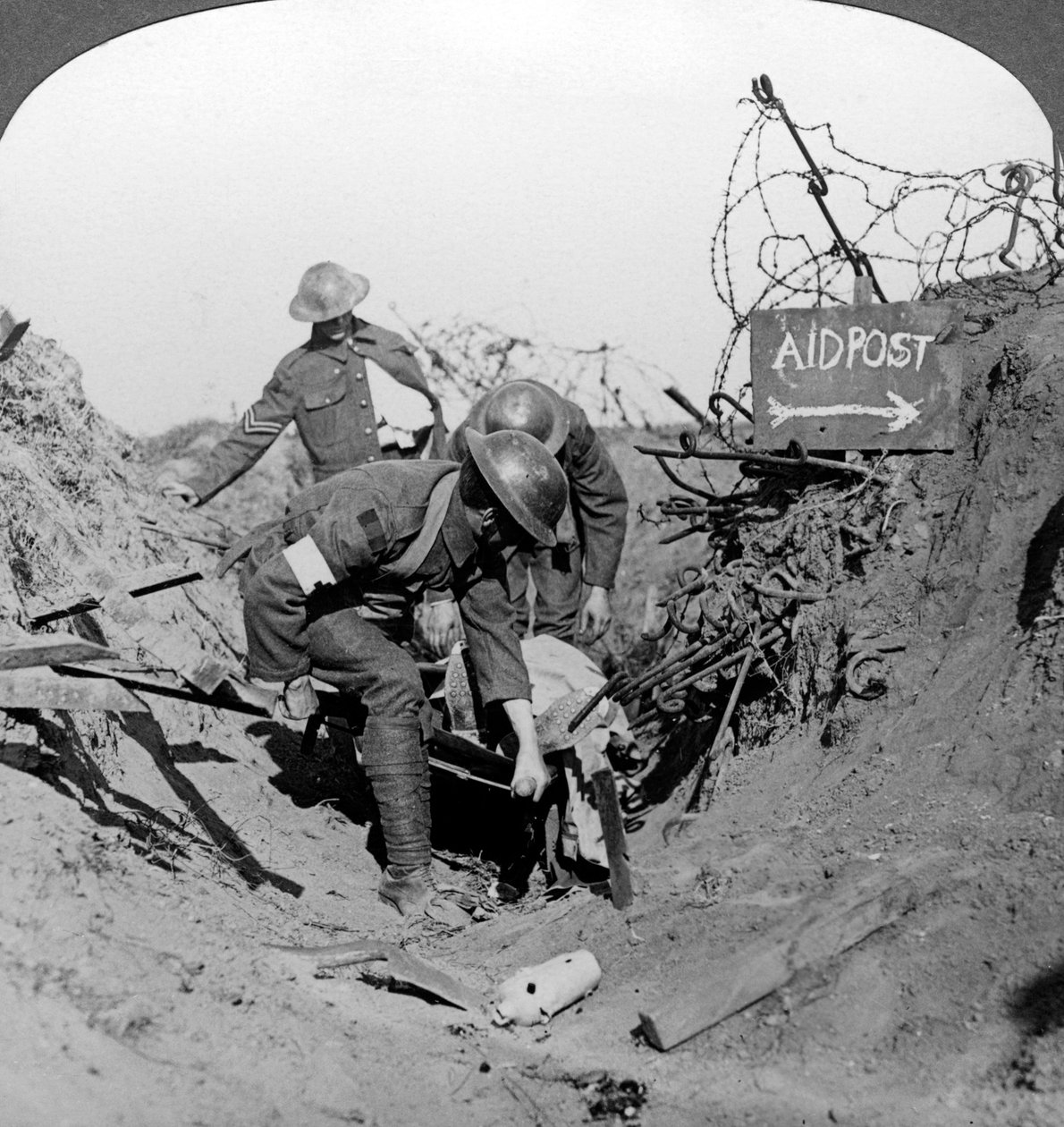 نقل جندي مصاب إلى مركز إسعافات أولية ، Passchendaele ، بلجيكا ، الحرب العالمية الأولى ، 1914-1918. بواسطة واقعية يسافر الناشرين