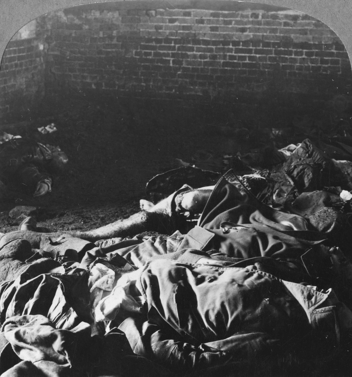جثث متفحمة لطاقم زيبلين أسقطت فوق Billericay ، Essex ، الحرب العالمية الأولى ، 1916 بواسطة واقعية يسافر الناشرين