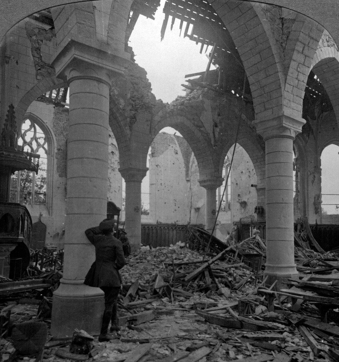 الكنيسة في حالة خراب ، ريتشبورغ ، فرنسا ، الحرب العالمية الأولى ، 1914-1918. بواسطة واقعية يسافر الناشرين