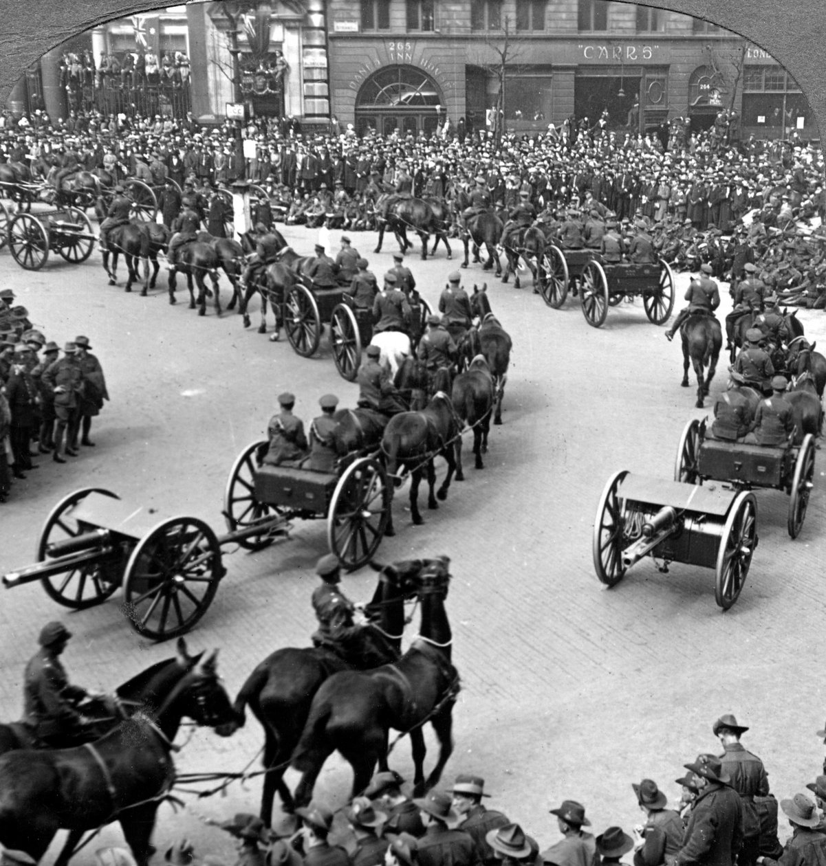 ذكرى نهاية الحرب العالمية الأولى ، لندن ، 1919. بواسطة واقعية يسافر الناشرين
