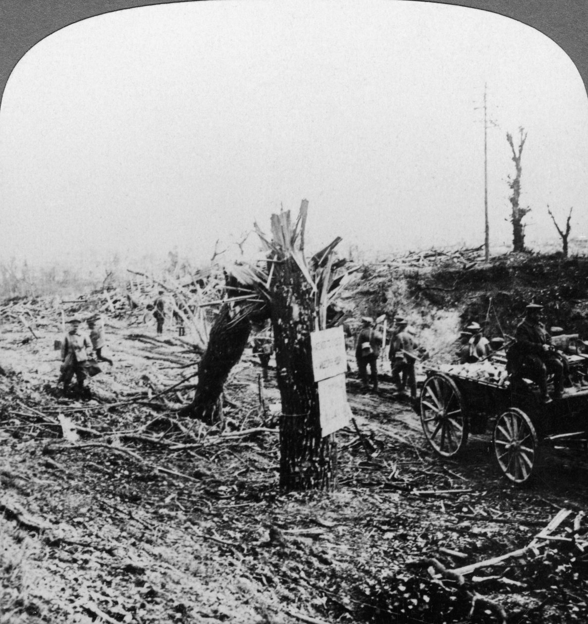المهندسون يصلحون خط سكة حديد خفيف ، هانجار ، فرنسا ، الحرب العالمية الأولى ، 1914-1918. بواسطة واقعية يسافر الناشرين