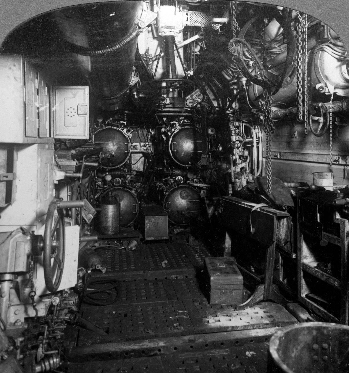 أربعة أنابيب طوربيد في المقصورة الأمامية لقارب ألماني ، الحرب العالمية الأولى ، 1918. بواسطة واقعية يسافر الناشرين