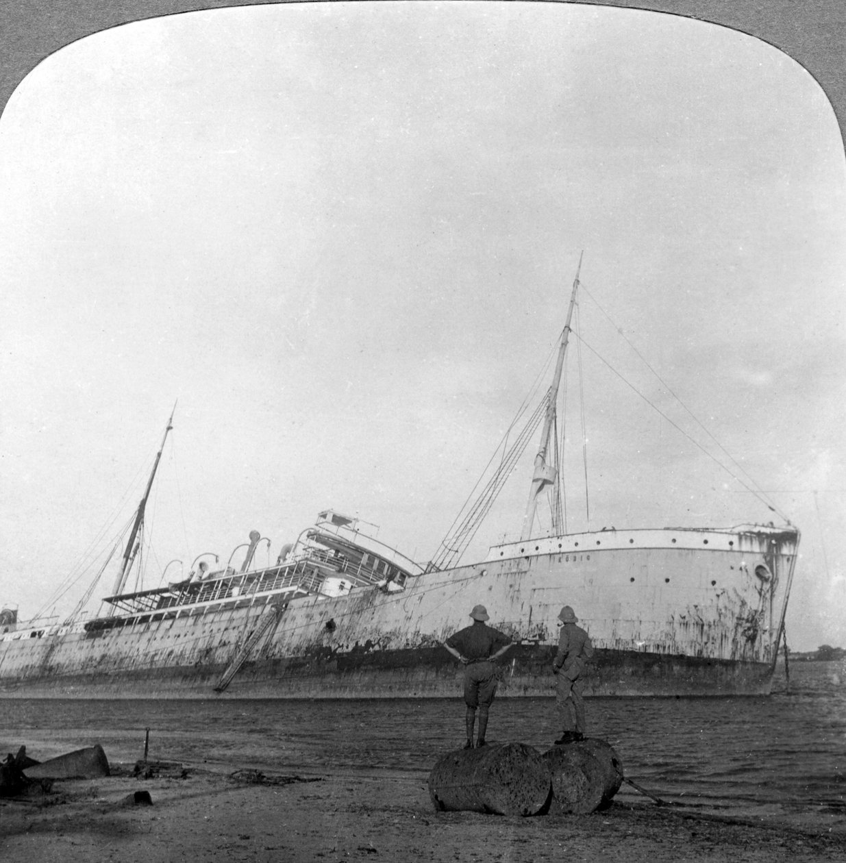 غرقت الطراد الألماني قبالة دار السلام ، تنزانيا ، الحرب العالمية الأولى ، 1914-1918. بواسطة واقعية يسافر الناشرين
