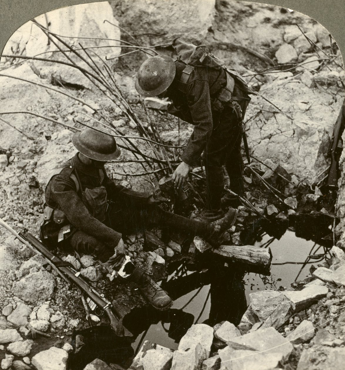توصيل المياه إلى جرح بال ، Hooge ، Ypres ، بلجيكا ، الحرب العالمية الأولى ، 1914-1918. بواسطة واقعية يسافر الناشرين