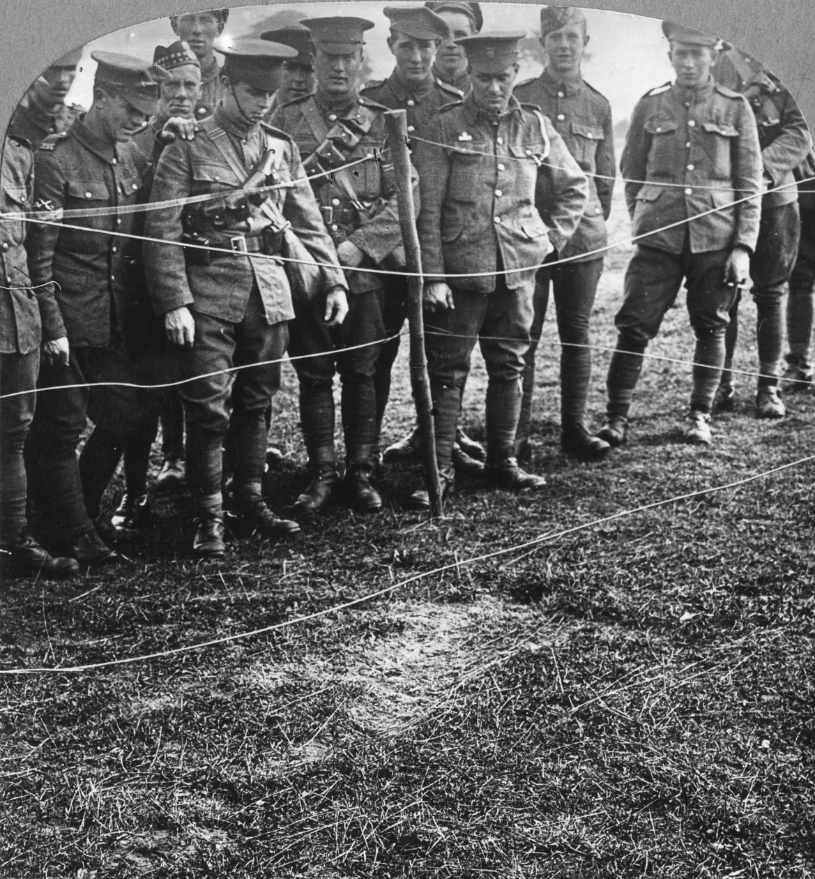 انطباع جسم في الأرض ، Billericay ، Essex ، الحرب العالمية الأولى ، 1916 بواسطة واقعية يسافر الناشرين
