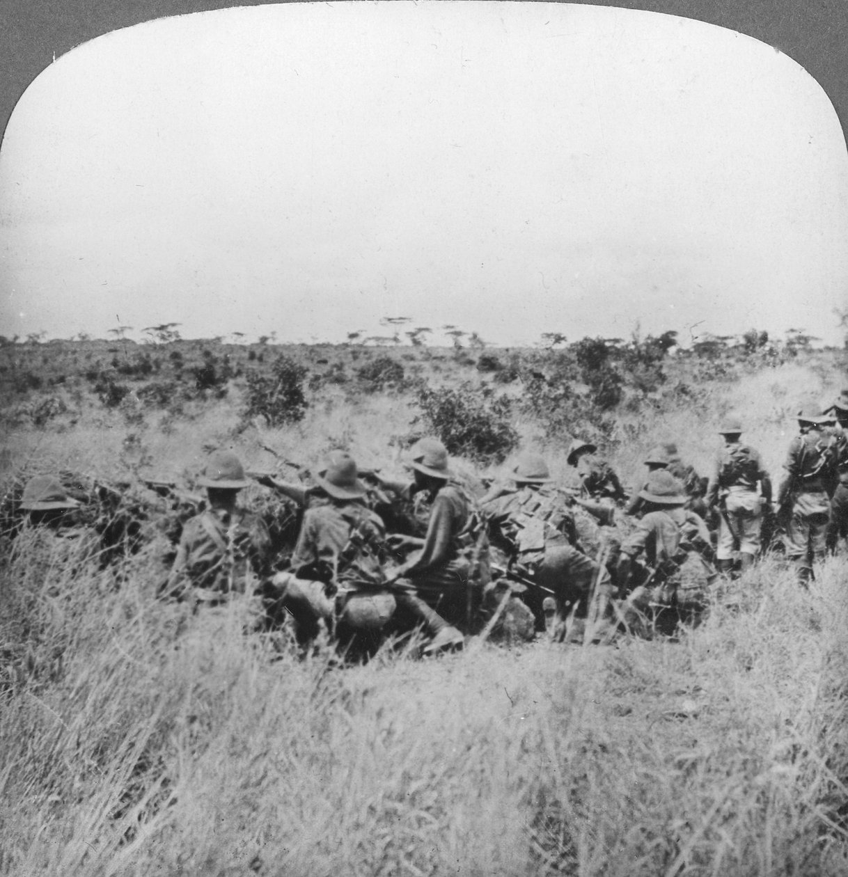 على اتصال مع عمود Von Vorbecks ، شرق أفريقيا ، الحرب العالمية الأولى ، c1914-c1918 بواسطة واقعية يسافر الناشرين