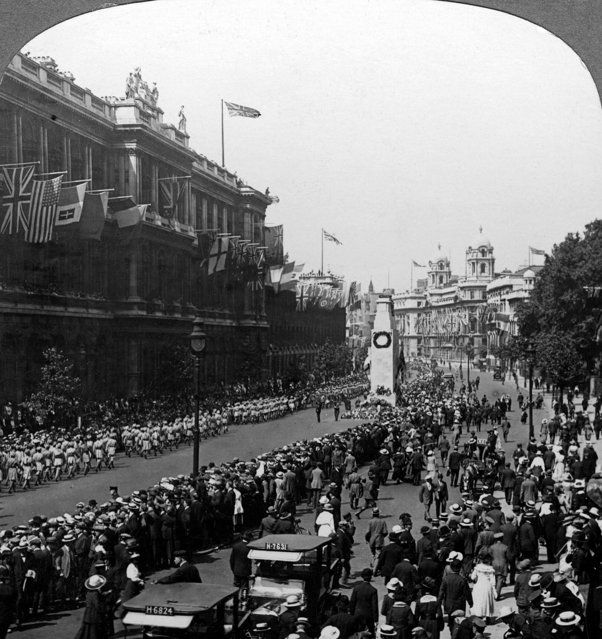القوات الهندية تحيي المحارب المجهول في سينوتاف ، وايتهول ، لندن ، عام 1920. بواسطة واقعية يسافر الناشرين