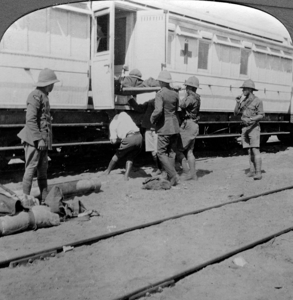 رفع الجنود الجرحى إلى قطار مستشفى ، شرق أفريقيا ، الحرب العالمية الأولى ، 1914-1918. بواسطة واقعية يسافر الناشرين
