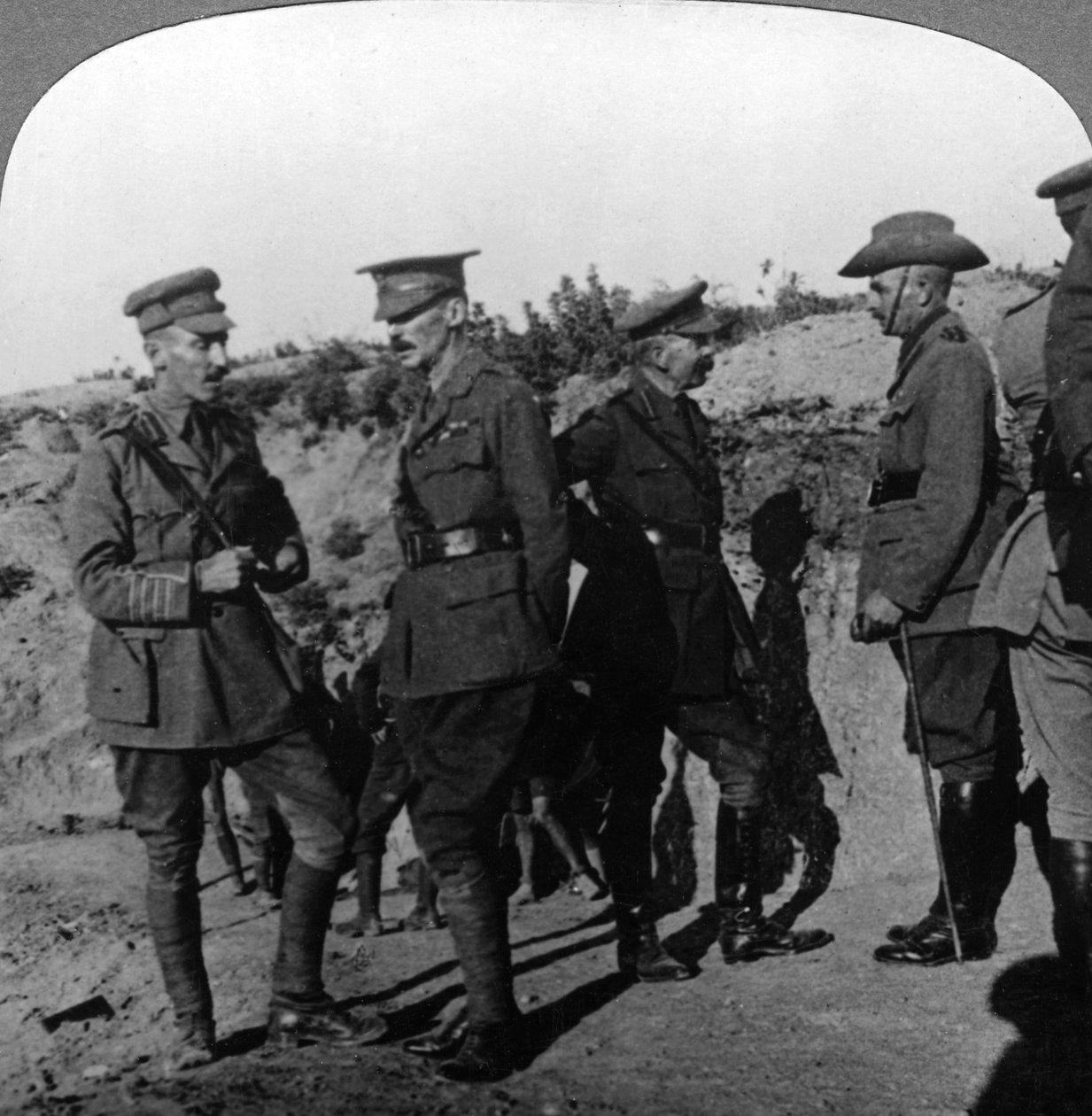 يستعرض اللورد كيتشنر الوضع في جاليبولي مع ضباط ANZAC ، الحرب العالمية الأولى ، 1915-1916. بواسطة واقعية يسافر الناشرين