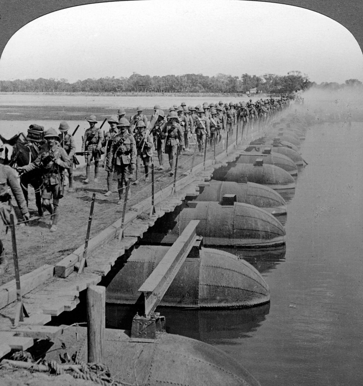 قسم رشاش ومشاة يعبرون جسر عائم ، الحرب العالمية الأولى ، 1914-1918. بواسطة واقعية يسافر الناشرين