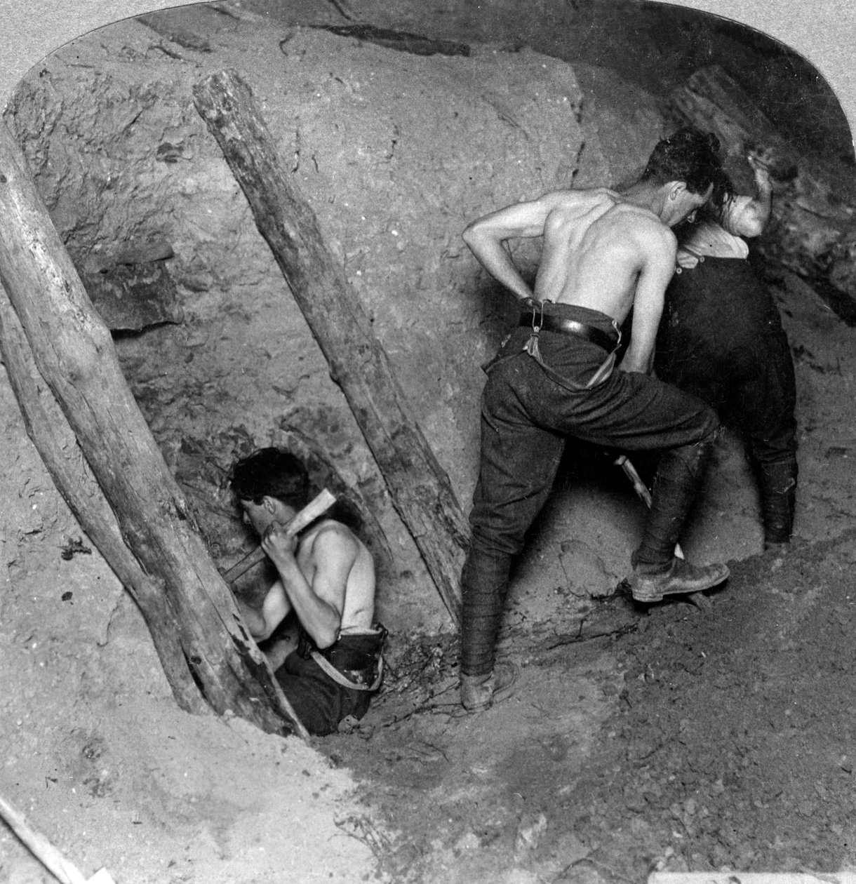 التعدين في ميسينز ريدج ، بلجيكا ، الحرب العالمية الأولى ، 1914-1918. بواسطة واقعية يسافر الناشرين