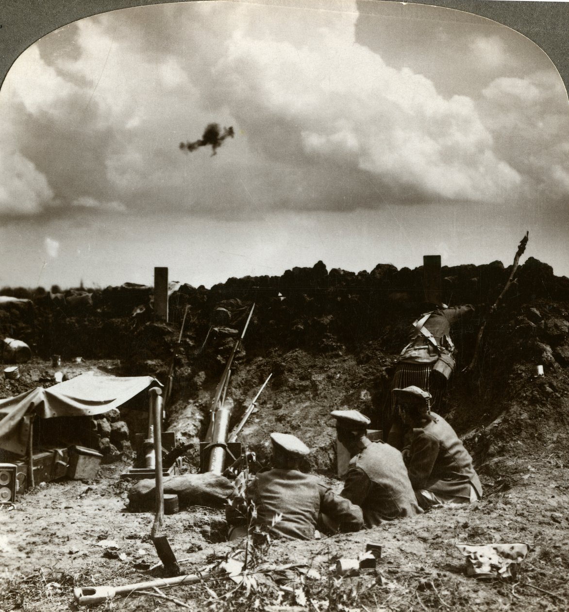 قذائف الهاون في الخنادق ، الحرب العالمية الأولى ، 1914-1918. بواسطة واقعية يسافر الناشرين