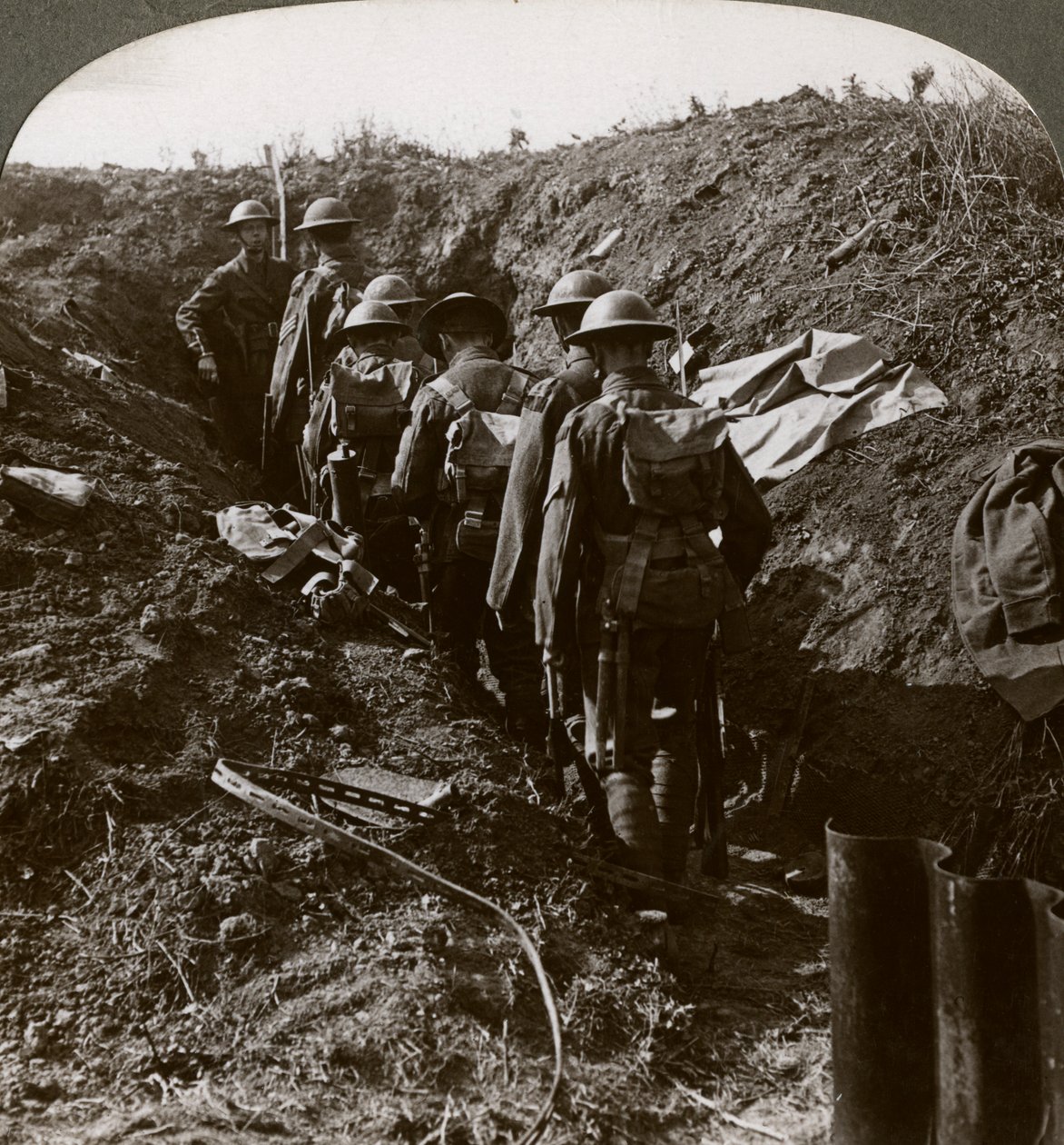 ضابط يراقب ملف رجاله في مخبأ لتجنب الضربة الألمانية ، الحرب العالمية الأولى ، 1914-1918. بواسطة واقعية يسافر الناشرين