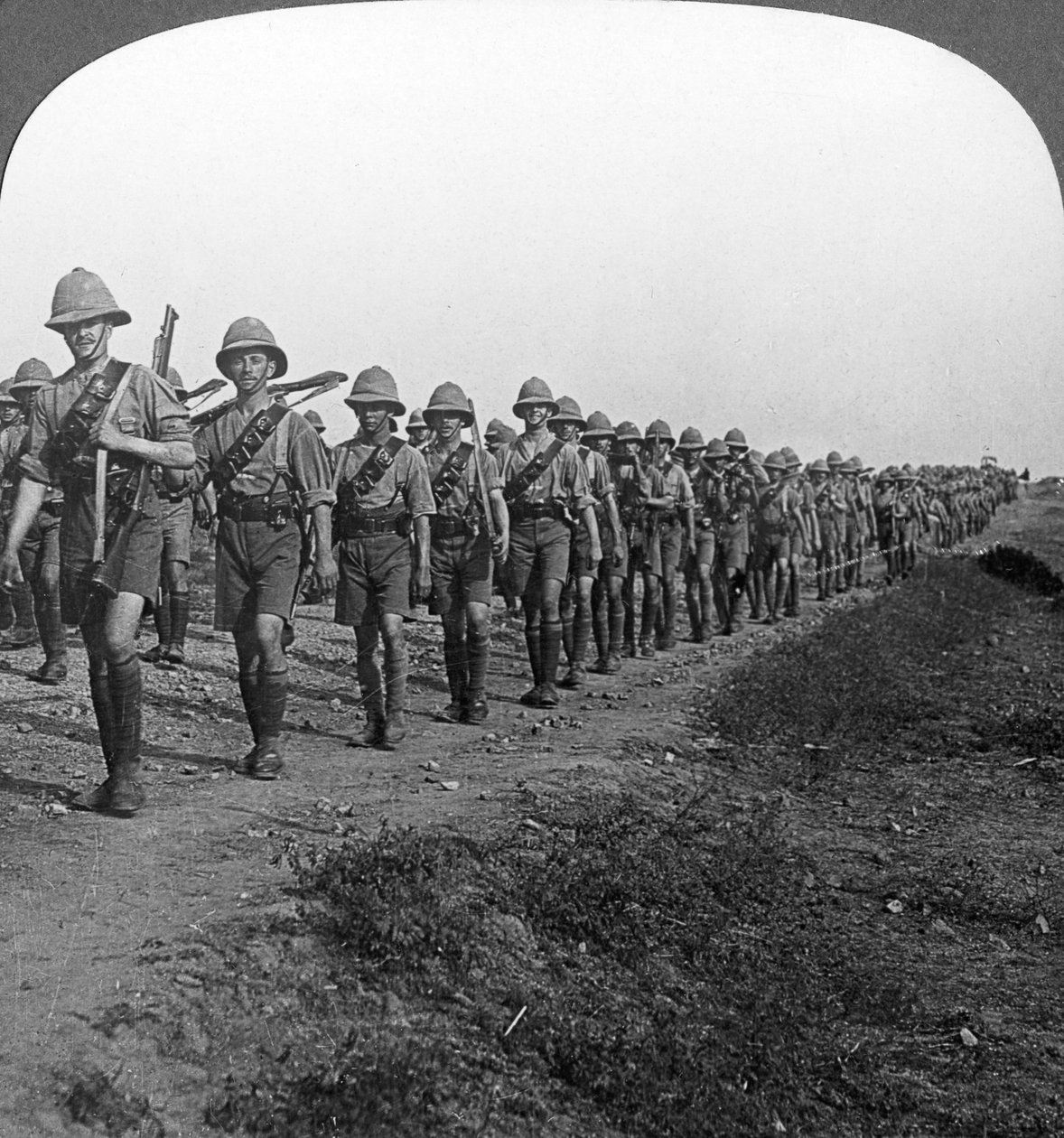 في المسيرة الطويلة من خلال الحرارة الشديدة إلى بغداد ، الحرب العالمية الأولى ، c1914-c1917 بواسطة واقعية يسافر الناشرين
