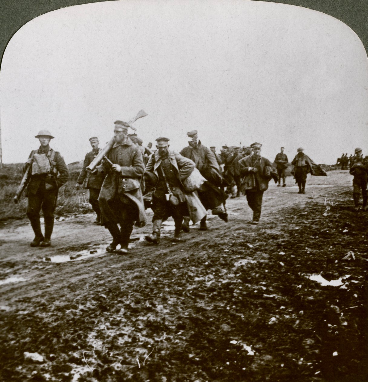 تم القبض على البروسيين من قبل ازدراء قديمين مقدمًا في Pozieres ، الحرب العالمية الأولى ، 1914-1918. بواسطة واقعية يسافر الناشرين