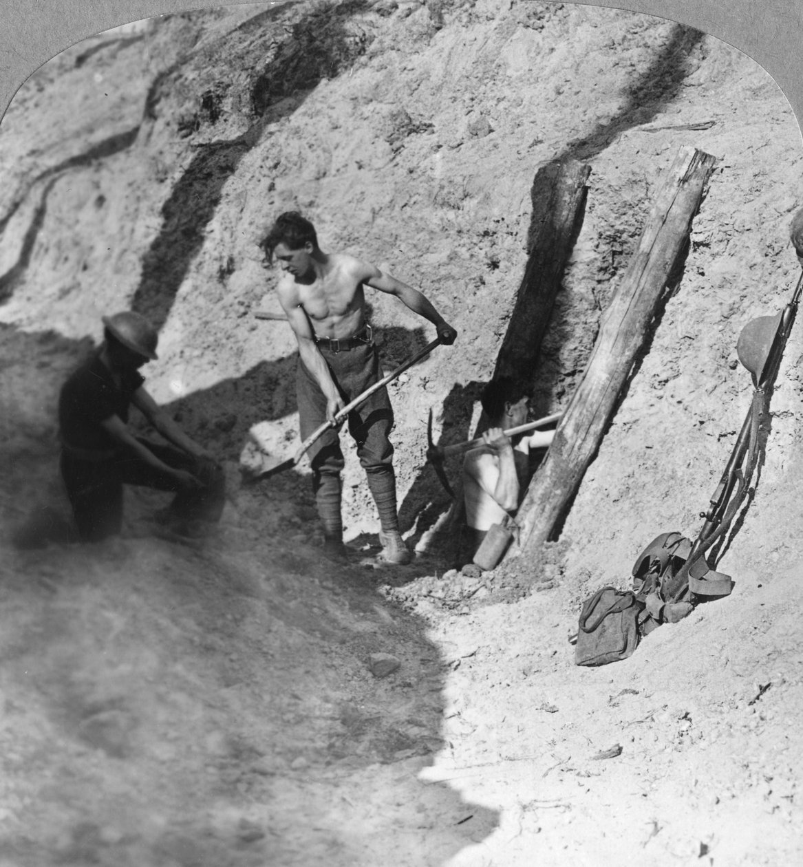 السافرون وعمال المناجم في العمل ، إبرس بارز ، بلجيكا ، الحرب العالمية الأولى ، c1915-c1917 بواسطة واقعية يسافر الناشرين