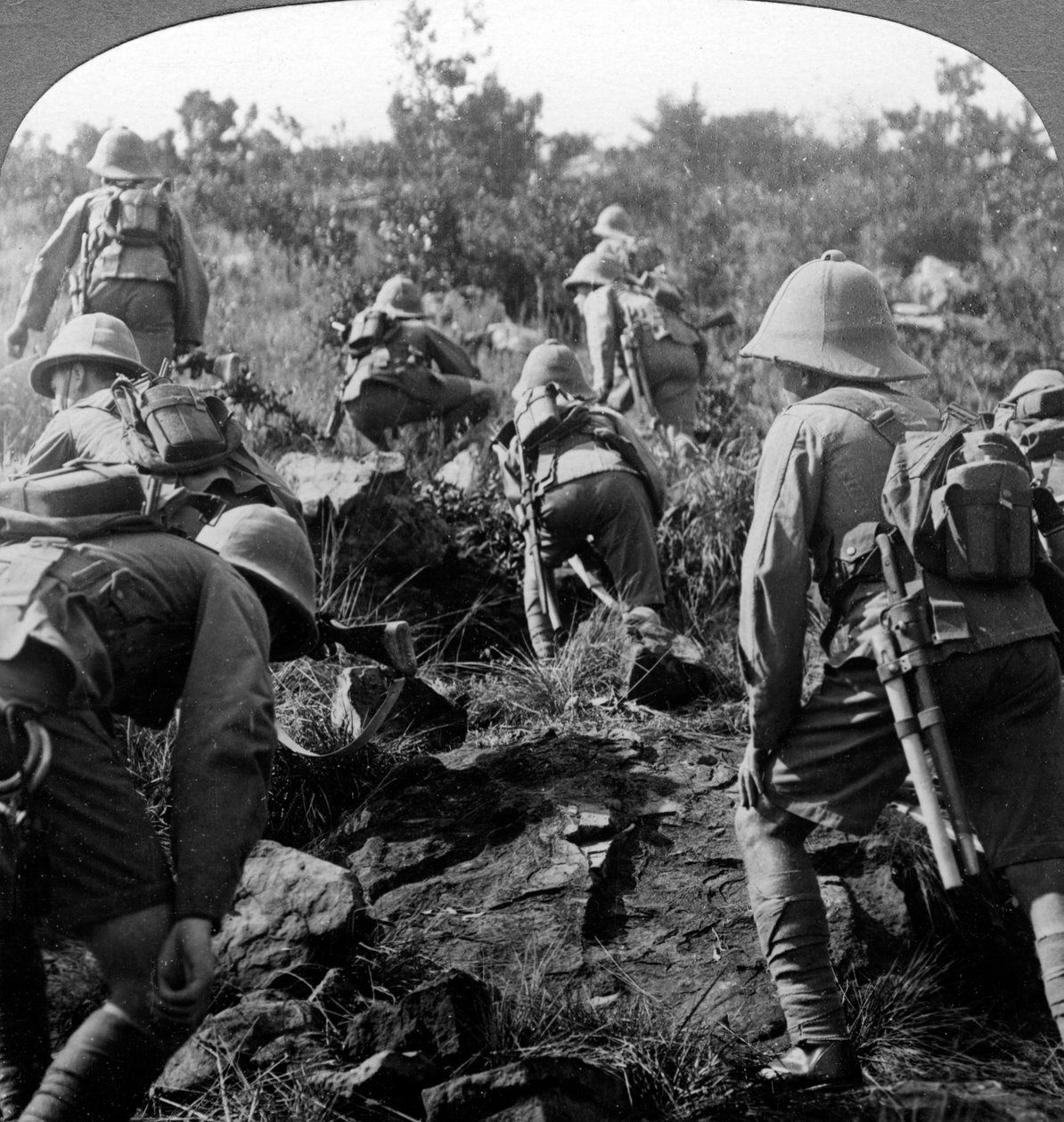 الكشافة يشقون طريقهم عبر غابات شرق أفريقيا ، الحرب العالمية الأولى ، 1914-1918. بواسطة واقعية يسافر الناشرين