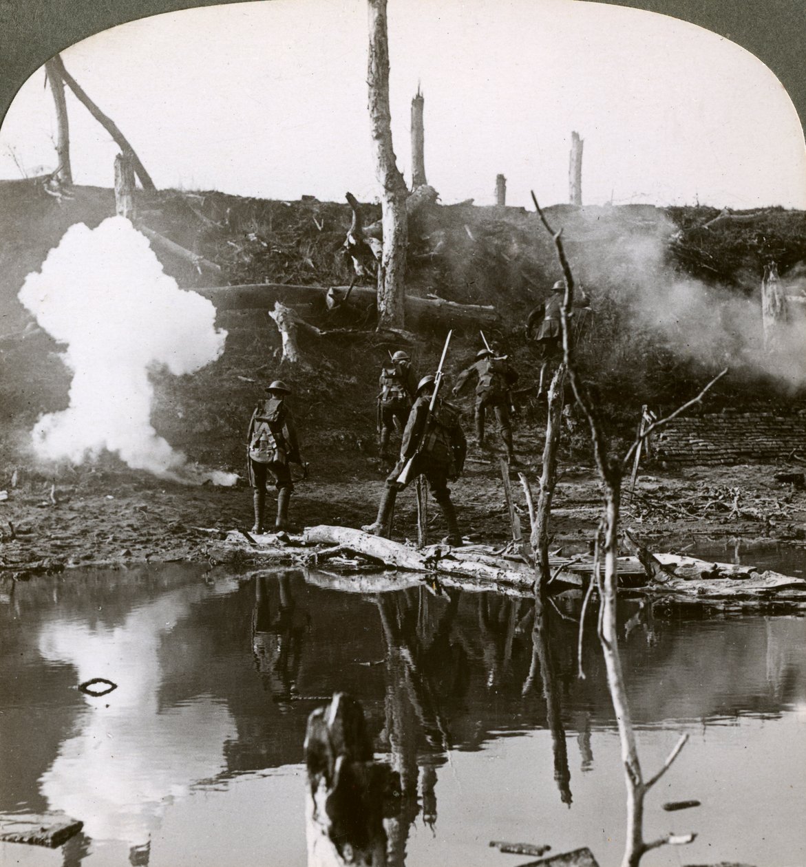 جنود يعبرون نهر Ancre ، معركة السوم ، فرنسا ، الحرب العالمية الأولى ، 1916. بواسطة واقعية يسافر الناشرين