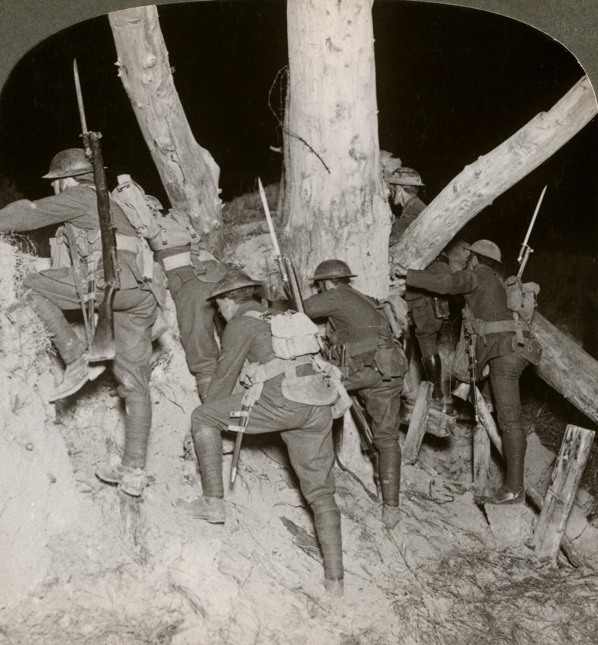 الجنود يغادرون خندقًا في غارة ليلية في ميسينز ، بلجيكا ، الحرب العالمية الأولى ، 1914-1918. بواسطة واقعية يسافر الناشرين