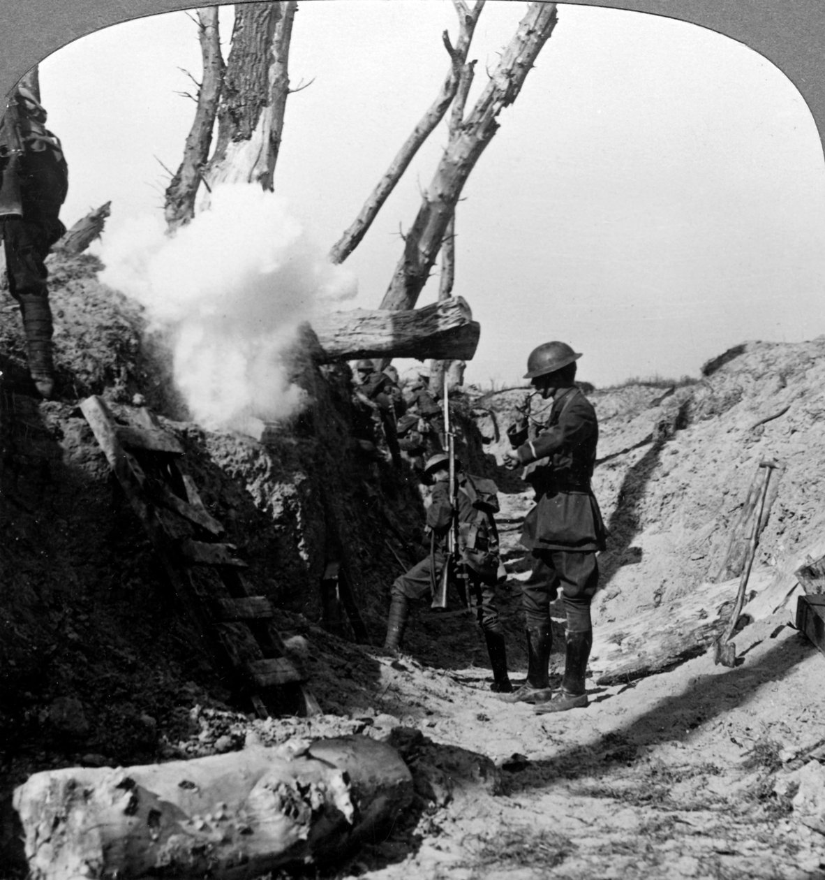 جنود ينتظرون في الخنادق للذهاب إلى القمة ، الحرب العالمية الأولى ، 1914-1918. بواسطة واقعية يسافر الناشرين