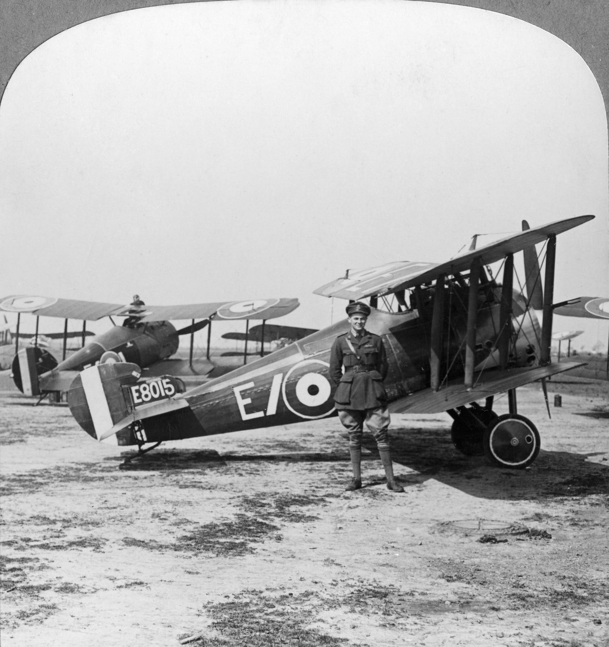 طائرة Sopwith Camel جاهزة لدورية فوق الخطوط الألمانية ، الحرب العالمية الأولى ، c1917-c1918 بواسطة واقعية يسافر الناشرين