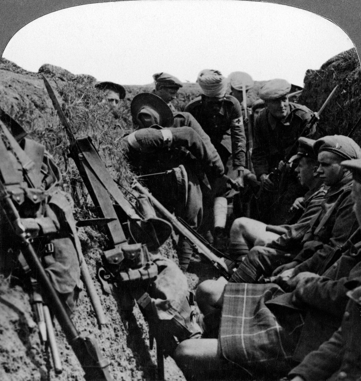 حاملو نقالة يزيلون ضابطًا مصابًا ، الحرب العالمية الأولى ، 1914-1918. بواسطة واقعية يسافر الناشرين